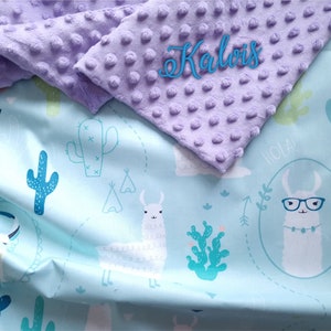 Manta de bebé LAMA CON CACTUS / Manta de lana Minky de algodón / Bordado personalizado / Nombre personalizado en la decoración de la guardería / Regalo de baby shower