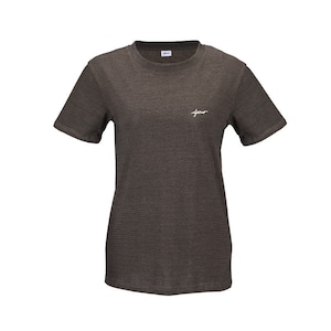 Peut inclure: Un t-shirt à manches courtes rayé marron avec un petit logo blanc qui dit "Afro" sur le devant.