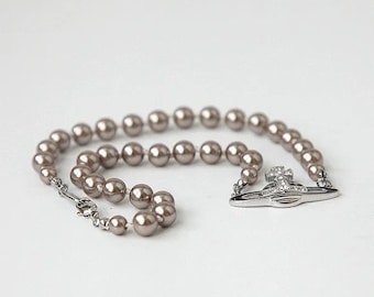 Collar de perlas grises de Vivienne Westwood