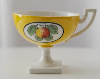 Taza de porcelana vintage con base alta. Regalo para el Día de la Madre en Medowski París.