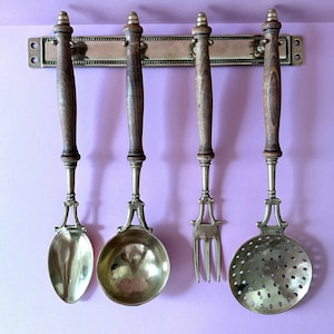 Vintage messing kookgerei: antiek keukendecor aan de muur