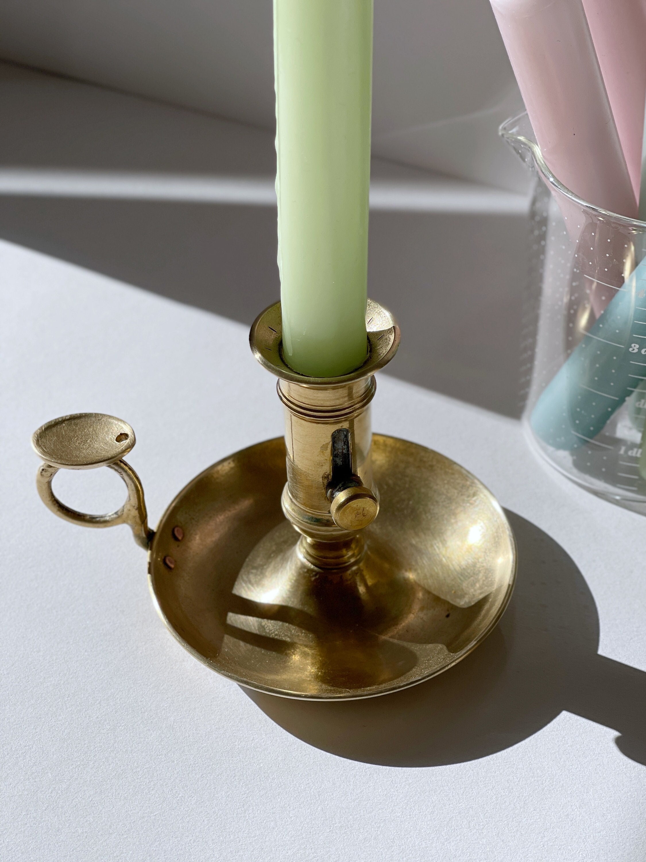 Bougeoir en Laiton Push Up Vintage avec Poignée. Coffret Cadeau 6 Bougies Pastel @ Medowski Paris