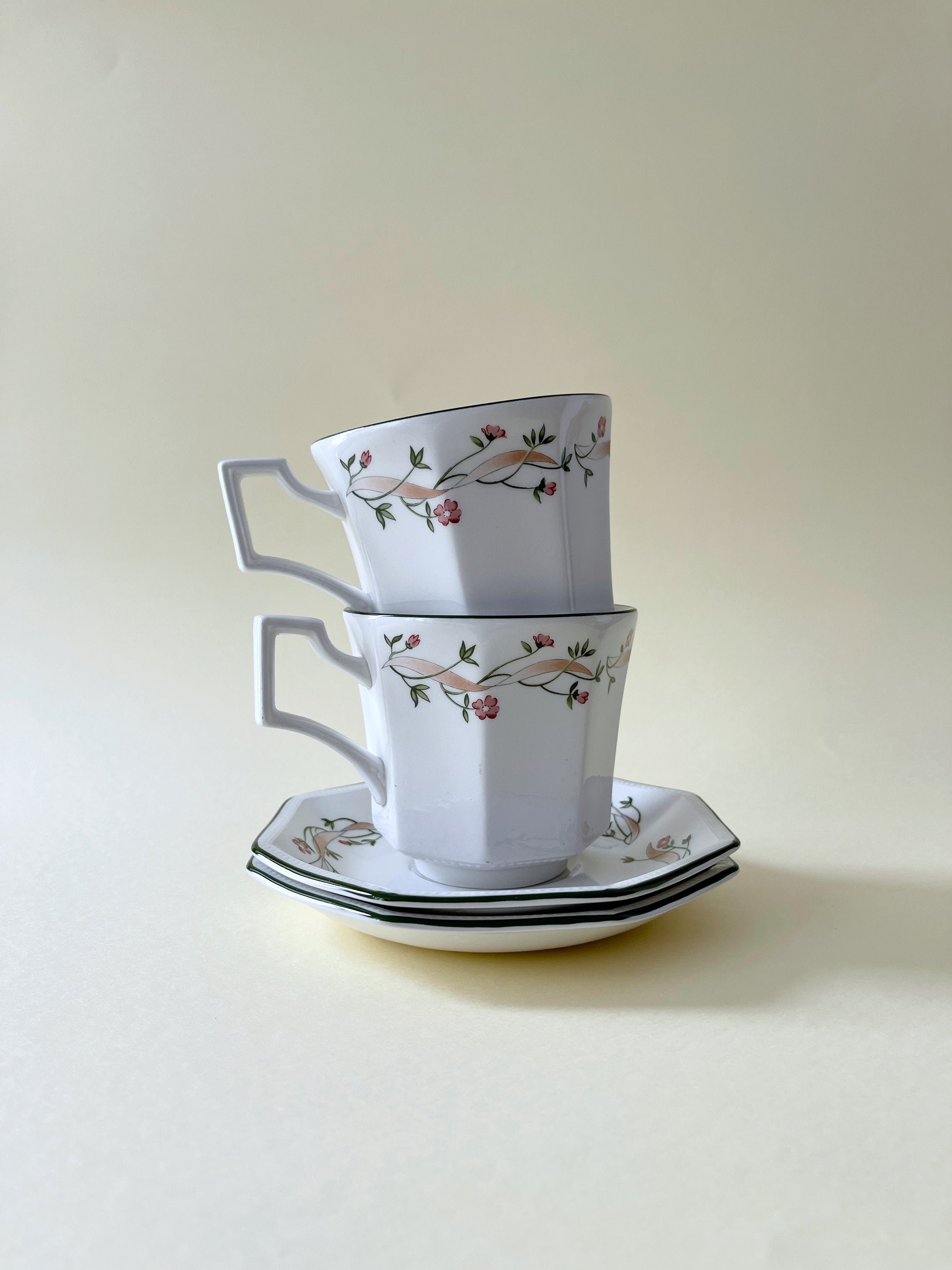 Tasses de Thé Vintage Johnsons Brothers avec Design Floral. Ensemble 2 Tasses en Porcelaine Soucoupe