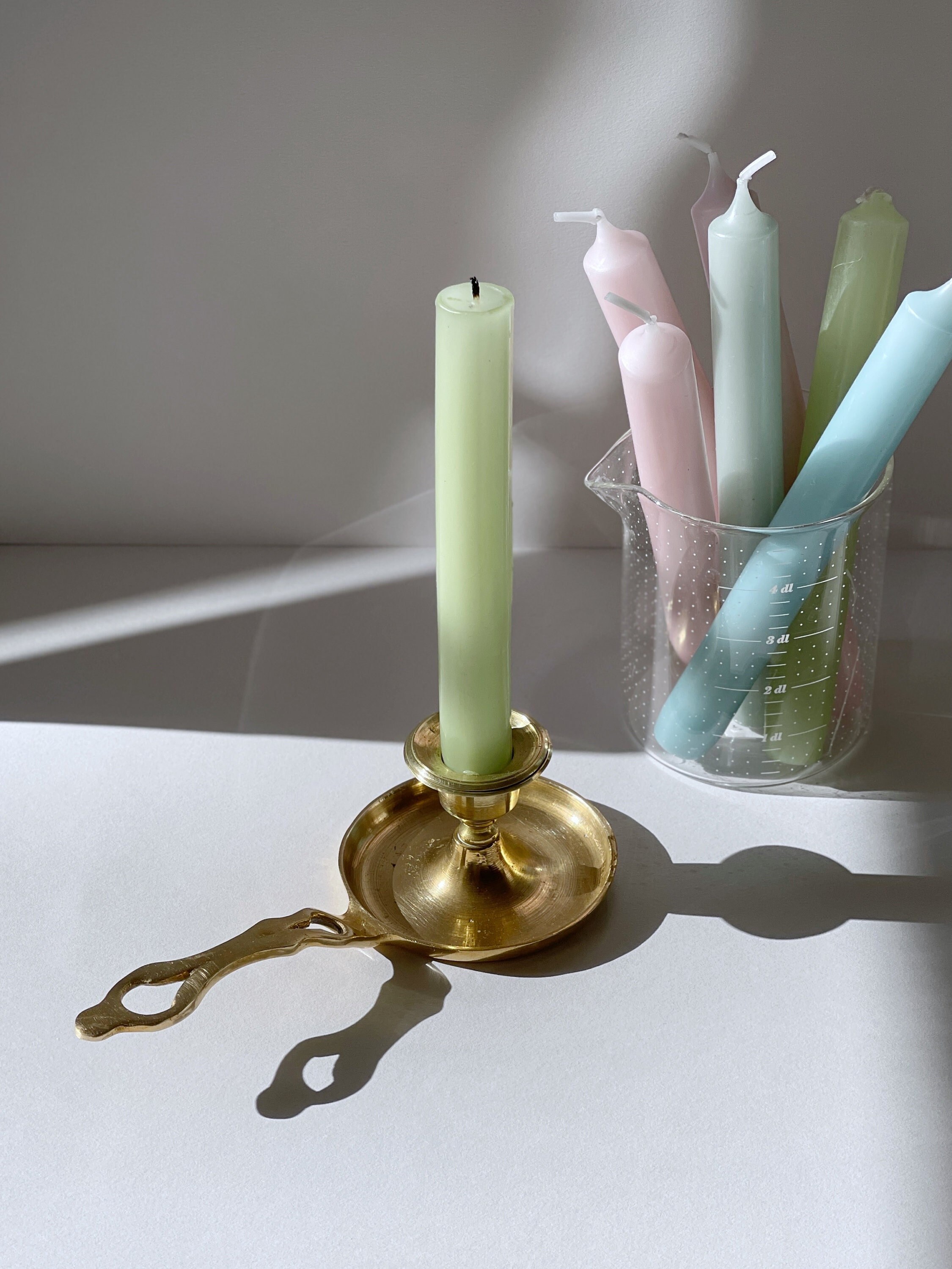 Bougeoir à Chambre en Laiton Vintage avec Longue Poignée. Coffret Cadeau 6 Bougies Pastel @ Medowski