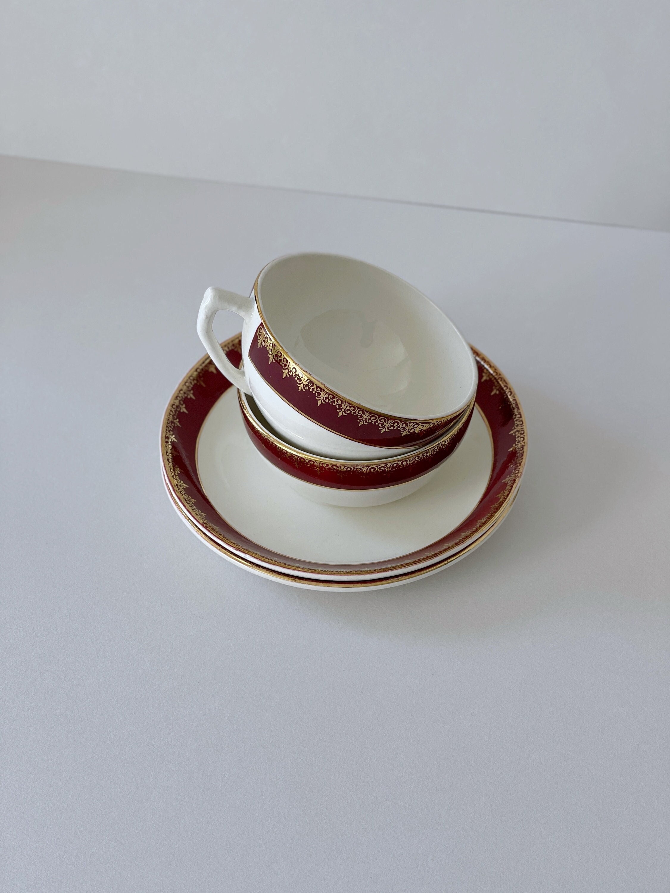 2 Tasses à Thé Millésimées Français avec Soucoupes. Digoin Sarreguemines Véritable Collection Rubis 