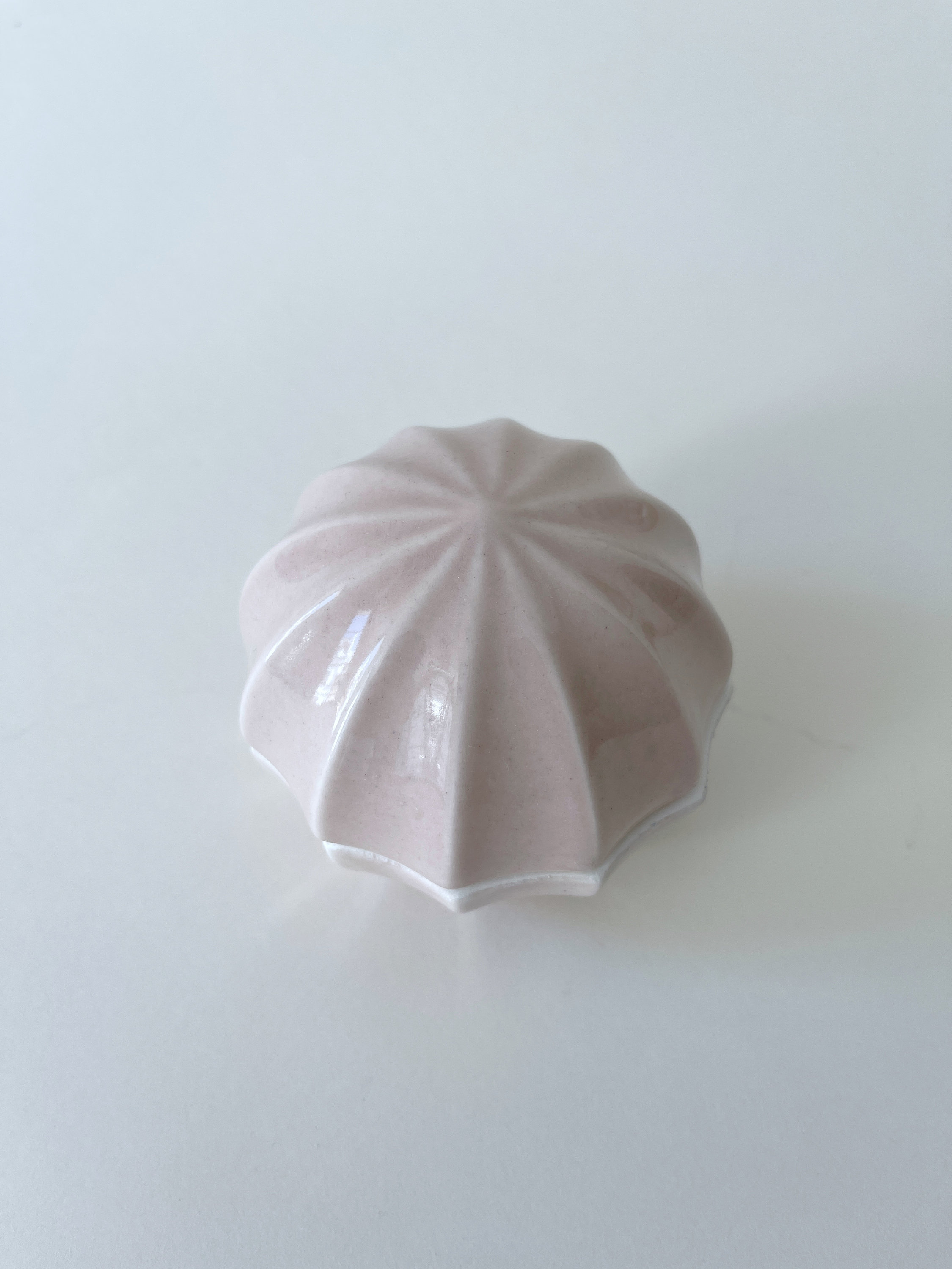 Bougie en Cire de Soja Coulée à La Main Dans Un Récipient Céramique. Cadeau Saint-Valentin Pour Elle