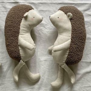 Patrón de costura de erizo en PDF, peluche de Emile Valentine, peluche de animal del bosque (37 cm)