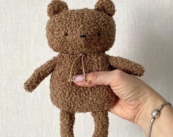 Wzór i samouczek szycia misia pluszowego DIY 18 cm - prosta pluszowa zabawka krok po kroku w formacie PDF ze zdjęciami - przyjazny dla początkujących szablon A4