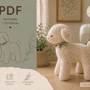 Op de afbeelding: Een PDF-naaipatroon en handleiding voor een pluche lammetje. De afbeelding toont een crèmekleurig, gestructureerd stoffen lammetje met een groen geruit lint en een klein belletje om de nek. De tekst bevat PDF PATTERN + TUTORIAL en 7 cm.