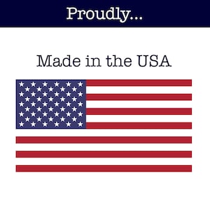 Może przedstawiać: Amerykańska flaga w kolorze czerwonym, białym i niebieskim z 50 białymi gwiazdami na niebieskim polu. Tekst "Proudly... Made in the USA" znajduje się nad flagą.