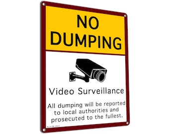 Peut inclure: Un panneau jaune et rouge avec le texte "NO DUMPING" en lettres noires. Une silhouette noire d'une caméra de sécurité se trouve sous le texte. Le panneau indique également "Video Surveillance" et "Tout déversement sera signalé aux autorités locales et poursuivi avec la plus grande rigueur."