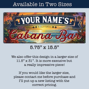 Może przedstawiać: Kolorowy metalowy znak z tropikalnym zachodem słońca, palmami i falami oceanu. Znak zawiera napis "YOUR NAME'S WORLD FAMOUS Cabana Bar" i jest dostępny w dw&oacute;ch rozmiarach: 14,6 cm x 39,4 cm i 29,2 cm x 78,7 cm.