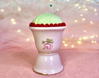 Pincushion de copa de huevo vintage reutilizado: regalo rosa para mamá - cojín de aguja de cerámica reciclada