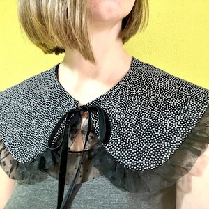 Collier amovible entièrement noir à pois blancs, volant en tulle et nœud en velours, collier plastron amovible surdimensionné Peter Pan