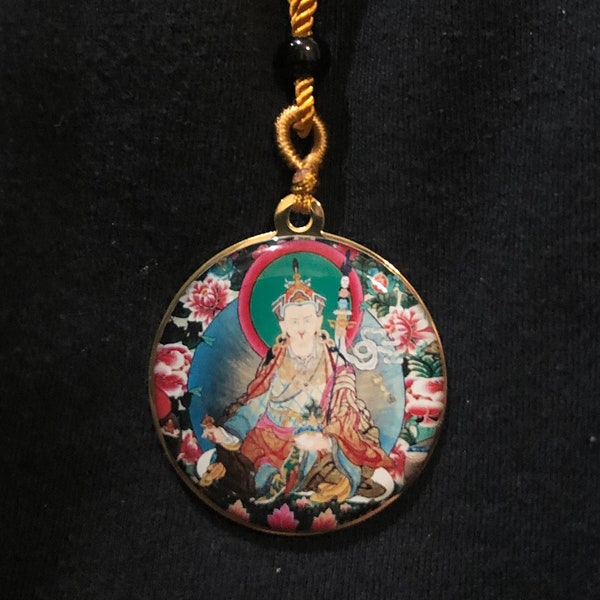 Pendentif Guru Rinpoché (Padmasambhava) sur cordon doré | Béni par le lama bouddhiste tibétain | 1,5 pouces de diamètre