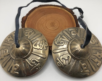Dharma Store - Cymbales Tingsha tibétaines – 6,2 cm – Symboles OM Mane