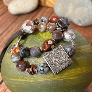 Boho Neutral Töne Chunky Skull Bettelarmband mit Barock Perle und Anne Choi Sugar Skull Perle mit Knopf und Leder Spitzenverschluss