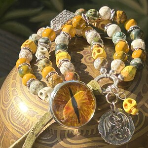 Skulls Boho Armband, gelb weiß olive, Leder und Knopf Armband, Drachen Charm, Drachen Auge Knopf, mehrreihiges verstellbares Armband