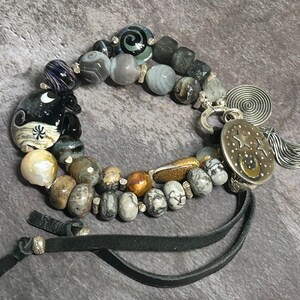 Boho Neutral Charm Armband mit Sterling Silber Knopf und Lederverschluss, Eclectic Night Themed Ombre Armband, Mond und Wolf Armband