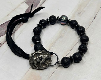 Heren kralen matte lavakralen wildernis armband met wolf knop en leren sluiting, unisex zwarte wolf armband, boho armband voor hem