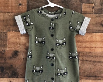 Boef wasberen korte mouw gerolde manchet korte romper. Baby Romper, Peuter Romper, Little Boy Romper.