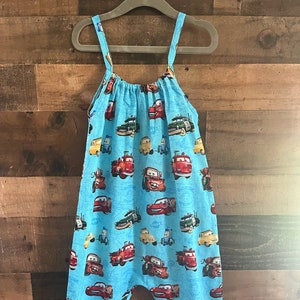 Kombinezon Boho Happy Cars wykonany z licencjonowanego materiału Disneya.
