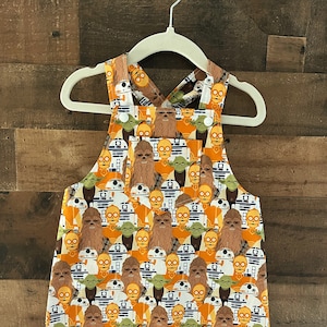 Combinaison courte Droids and Friends fabriquée avec un tissu sous licence STAR WARS. Combi-short salopette pour tout-petit. Combi-short salopette pour enfant