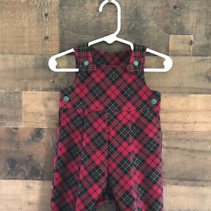 Rood en groen geruite vakantieflanellen overall romper/jurk.