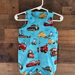 Kombinezon Happy Cars Bubble wykonany z licencjonowanego materiału Disney.