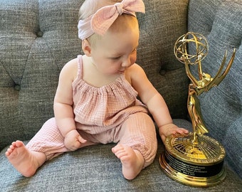 Boho rompertje van gaas. Zachtroze. Geel. Framboos. Groen