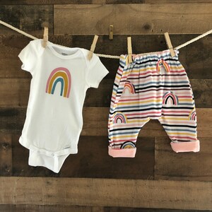 Set da jogging arcobaleno scandinavo: pantaloni da jogging reversibili; tutina a maniche corte