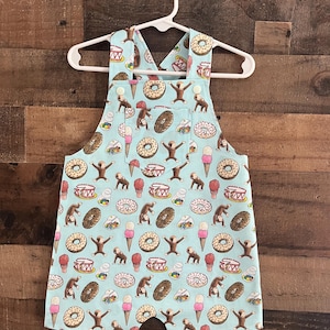 Korte overall voor feesttijd, gemaakt van vintage gelicentieerde Curious George-stof.