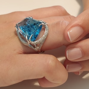 Blue Topaz in Diamond Claw Setting Ring, 18k Gold, Unique cut Amazing sparkle Vibrant Blue Topaz Ring, Birthday Gift, November Birthstone