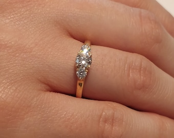 3 石の婚約指輪、繊細な 3 石のダイヤモンド ゴールドの婚約指輪