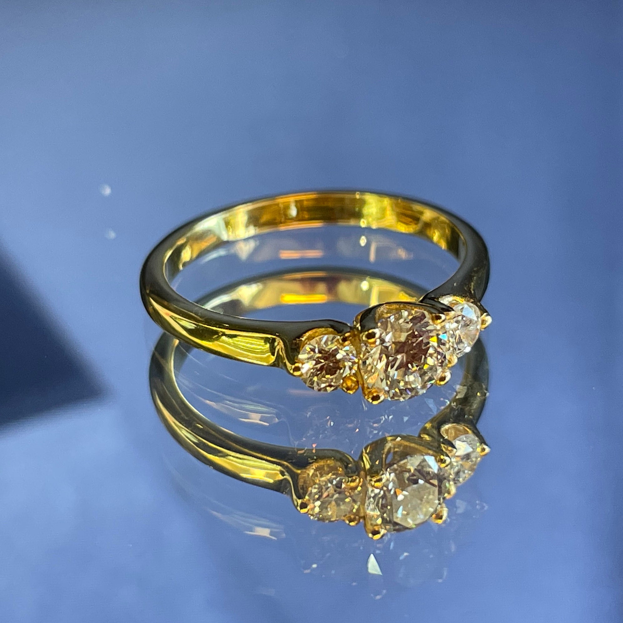 3 石の婚約指輪、繊細な 3 石のダイヤモンド ゴールドの婚約指輪