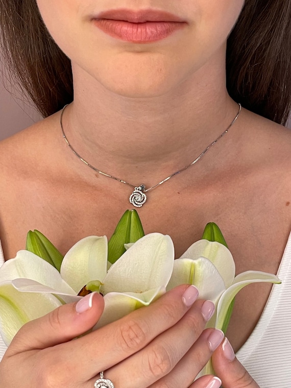 Flower shaped hotsell diamond necklace