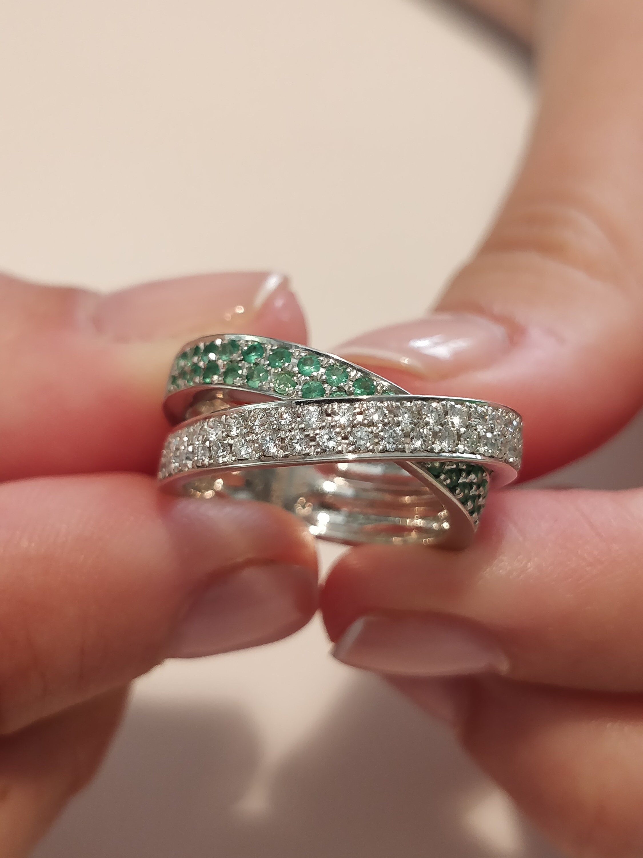 ユニークなエメラルドの結婚指輪 天然パヴェダイヤモンドをセットした 