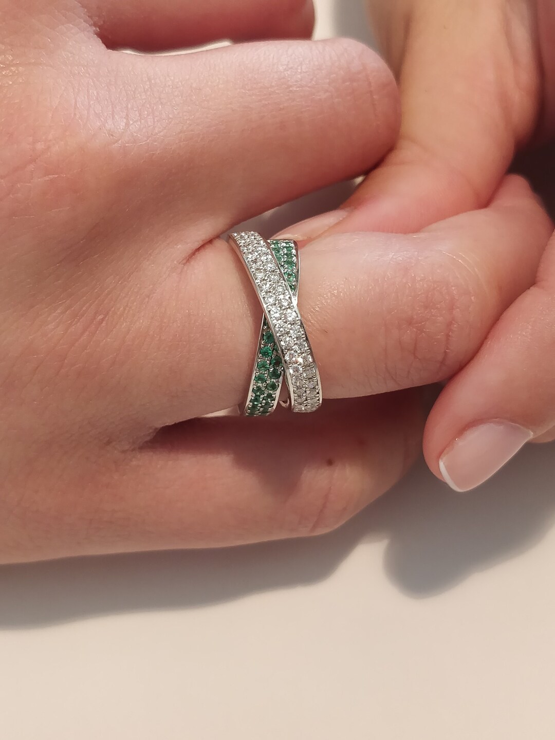 ユニークなエメラルドの結婚指輪 天然パヴェダイヤモンドをセットした 