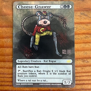 Op de afbeelding: Een op maat gemaakte ruilkaart met een illustratie van een cartoonrat genaamd "Cheese-Gnawer". De rat draagt een rood shirt met een gele "C" en een gele korte broek. De kaart heeft een donkere achtergrond en tekst.