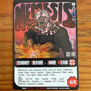 Może przedstawiać: Karta kolekcjonerska z postacią "Nemesis", przedstawioną jako zombie. Karta ma czarną obwódkę, z tekstem "LEGENDARY CREATURE - ZOMBIE WIZARD" i instrukcjami gry. Moc karty to 4/4.