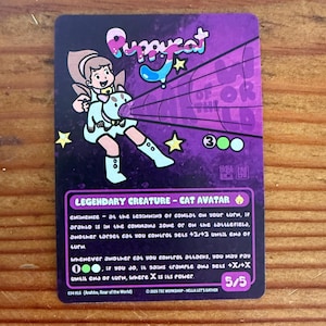 Può includere: Una carta collezionabile con sfondo viola e nero presenta un personaggio dei cartoni animati con un gatto. La carta recita "Puppycat" e "Legendary Creature - Cat Avatar". La carta ha un punteggio di 5/5 e include il testo del gioco.