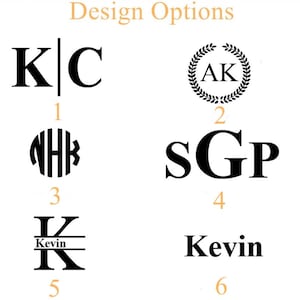 Pode incluir: Imagem mostrando seis op&ccedil;&otilde;es de design para personaliza&ccedil;&atilde;o. Os designs incluem iniciais, monogramas e nomes em negrito, em preto. O texto "Design Options" est&aacute; no topo em laranja claro, com n&uacute;meros abaixo de cada design.