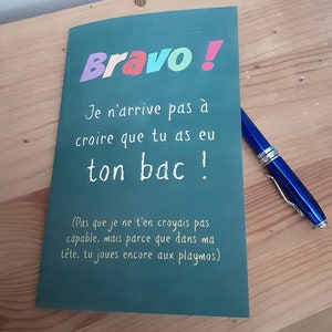 Carte de félicitations pour le baccalauréat, bravo pour ton bac, carte double.  Fond vert tableau craie.