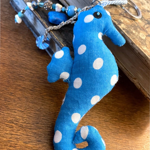 Porte clés hippocampe bleu à pois blanc