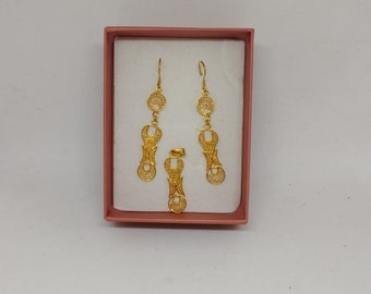 18 carat gold set aloalo from Madagascar earrings and pendant