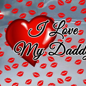 Op de afbeelding: Een rood hart met een glanzende afwerking en de tekst "I Love My Daddy" in zwarte, cursieve letters. De achtergrond is lichtblauw met een patroon van rode lippen.