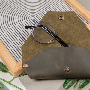 Unique sunglasses case for holiday gift, Full grain green leather glasses case for best friend gift, Eyeglasses case image 4