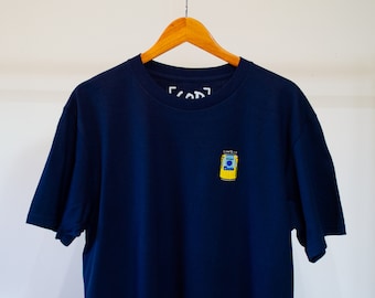 BluesBros - 96/98 Away Besticktes Dosen-T-Shirt | Victoria Geschenke | Retro Fußball-inspiriertes Bierdosen-T-Shirt | Geschenk für Fußball-Fans
