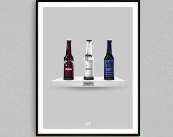 Puede incluir: Tres botellas de vidrio con etiquetas de diferentes colores en un estante blanco. Las etiquetas dicen "Detano" y "Action Villa".