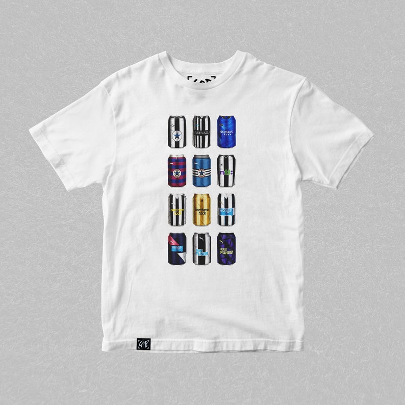 Puede incluir: Camiseta blanca con un dise&ntilde;o gr&aacute;fico de 12 latas de bebidas diferentes. Cada lata tiene un dise&ntilde;o a rayas blanco y negro con varios logotipos y colores.